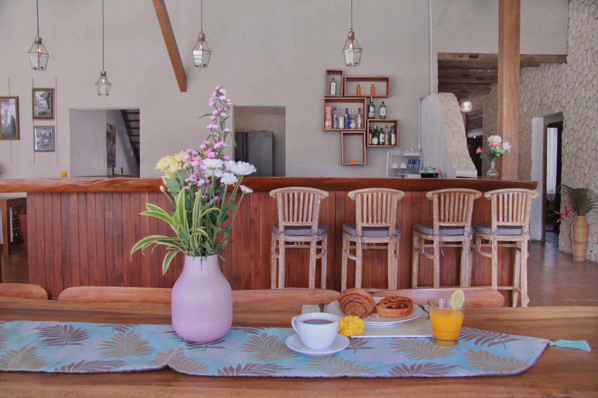 Ndaru - 4 Bedroom In Batu Bolong, *