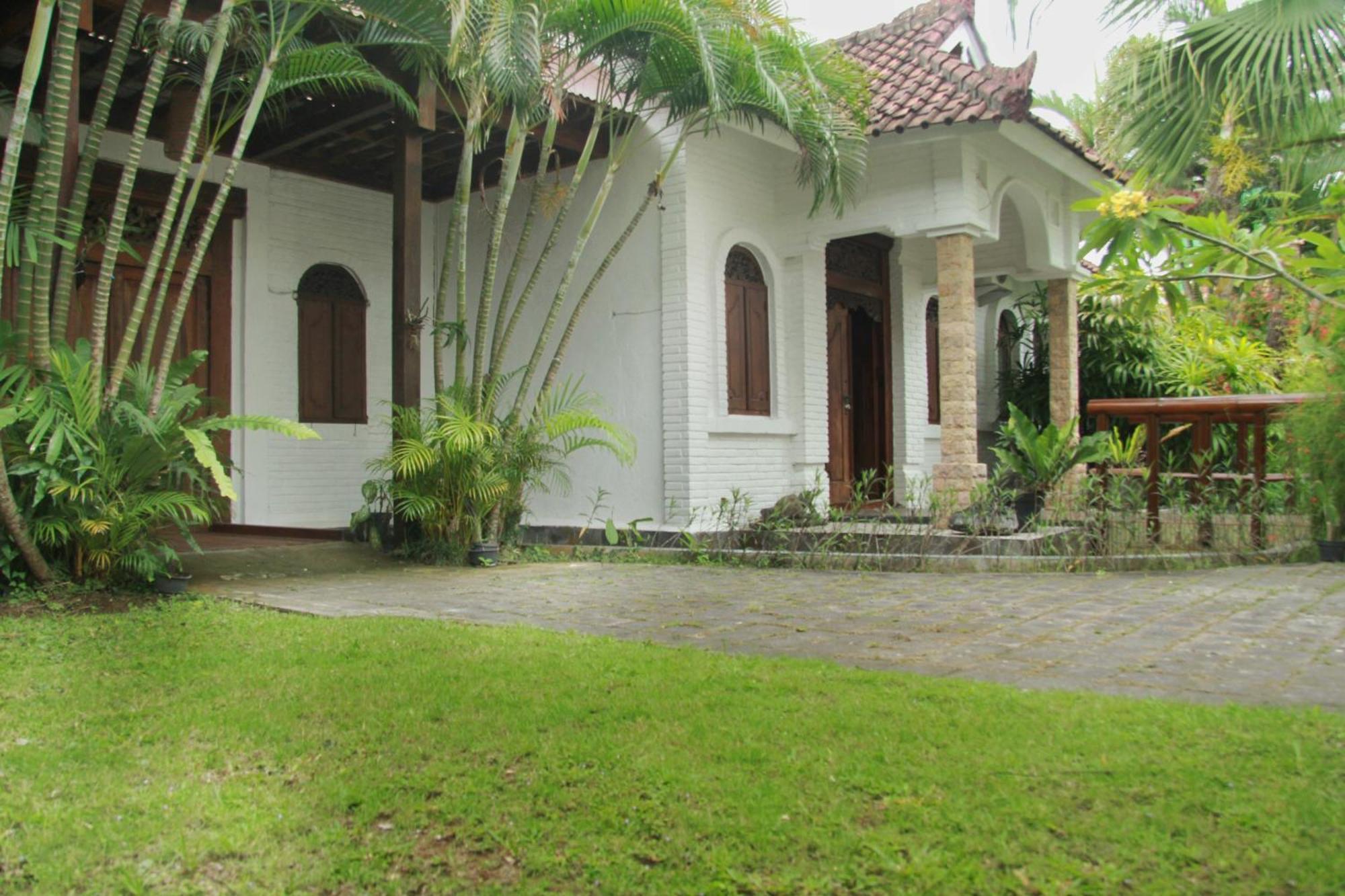 Ndaru - 4 Bedroom In Batu Bolong,