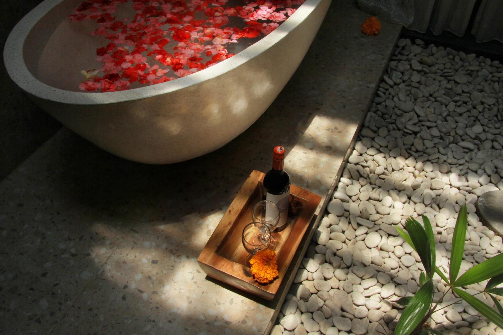 Ndaru - 4 Bedroom In Batu Bolong, *