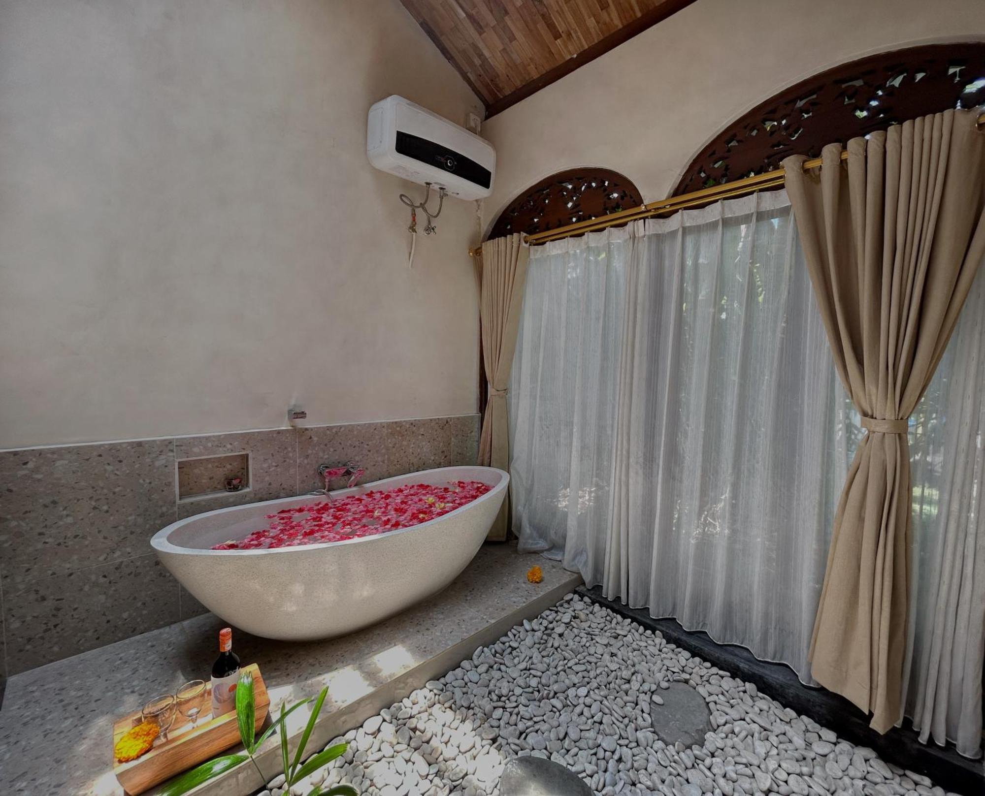 Ndaru - 4 Bedroom In Batu Bolong, विला Canggu (Bali)