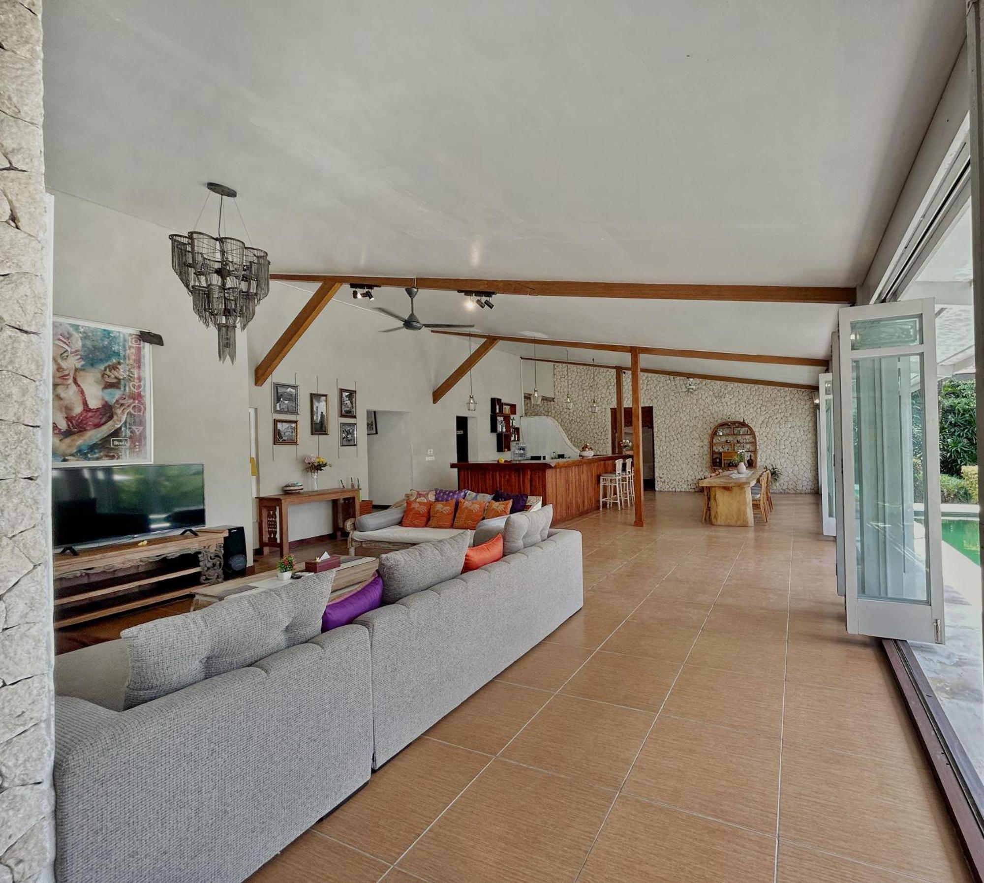 Ndaru - 4 Bedroom In Batu Bolong, *